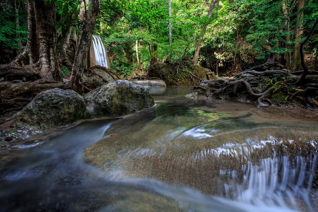 cascade dans la forêtCascade d'Erawan