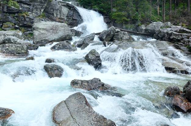 Cascade dans la grande vallée froide (Velka Studena dolina) vue d'été. Hautes Tatras, Slovaquie.