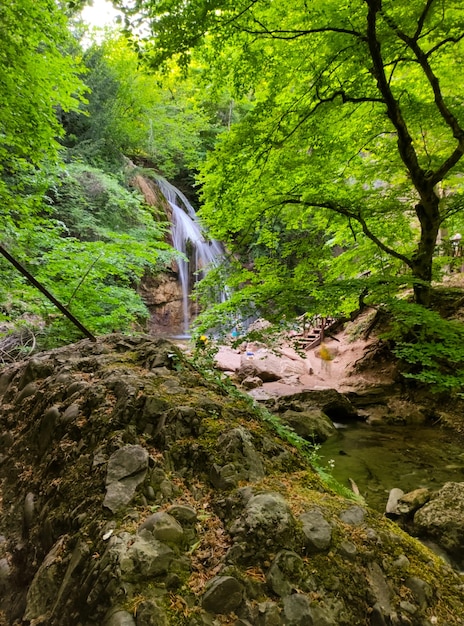 Cascade dans les montagnes de Crimée