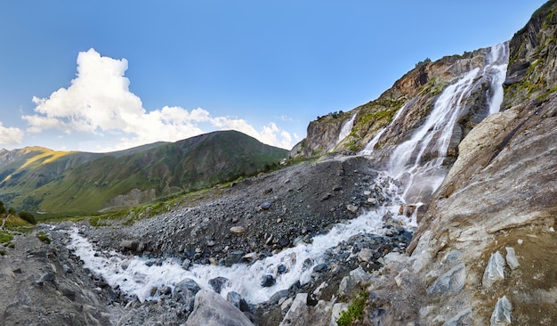 Cascade dans les montagnes du Caucase, fonte de la crête du glacier Arkhyz, cascades de Sofia. Belles hautes montagnes de Russie, le fleuve d'eau glacée pure.