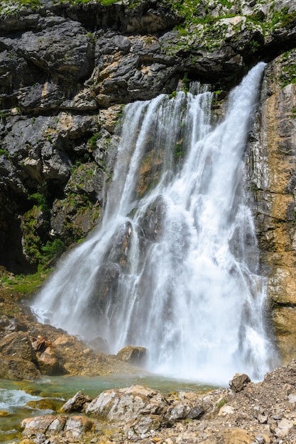 La cascade dans les montagnes tropicales