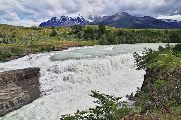 Cascade dans le parc national Torres del Paine, Patagonie, Chili