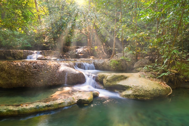 Cascade dans un paysage tropical