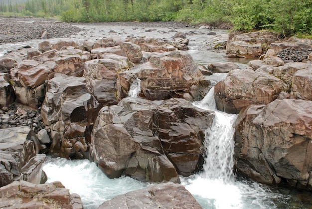 Cascade dans les rochers