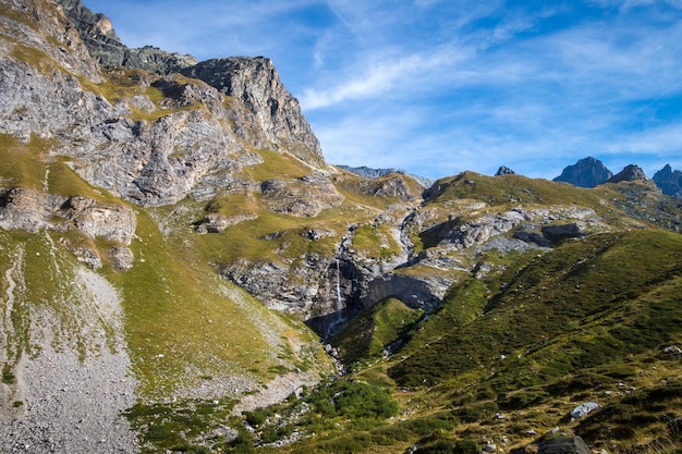 Photo cascade dans la vallée du parc national de la vanoise alpes françaises