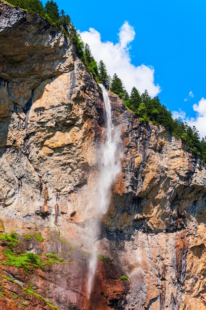 Photo cascade dans la vallée de lauterbrunnen suisse