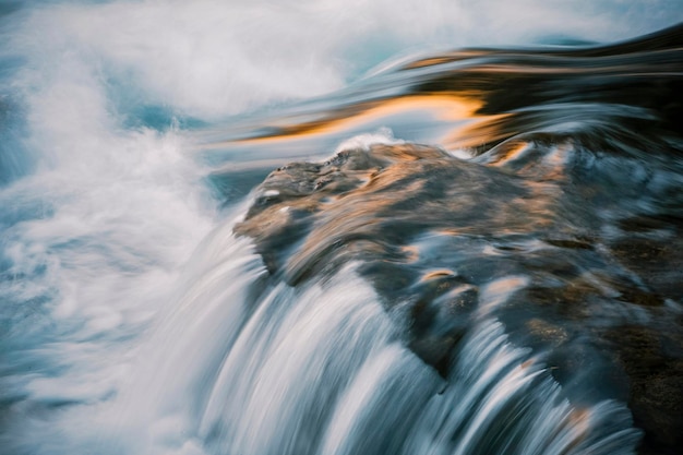 Photo cascade d'eau avec concept de décoration effet soie