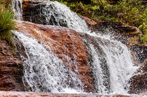 Cascade avec de l'eau coulant sur les rochers de la réserve de Biribiri à Diamantina Minas Gerais