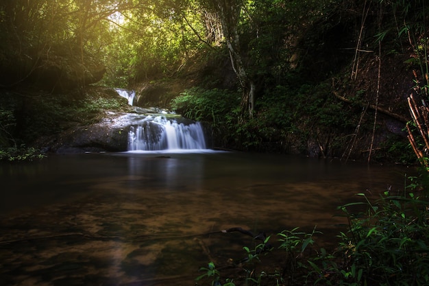 Cascade L'eau naturelle avec la montagne en Thaïlande