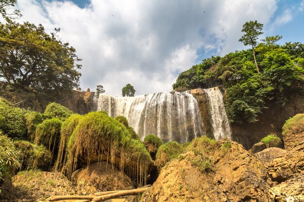 Cascade d'éléphant à Dalat, Vietnam en une journée d'été