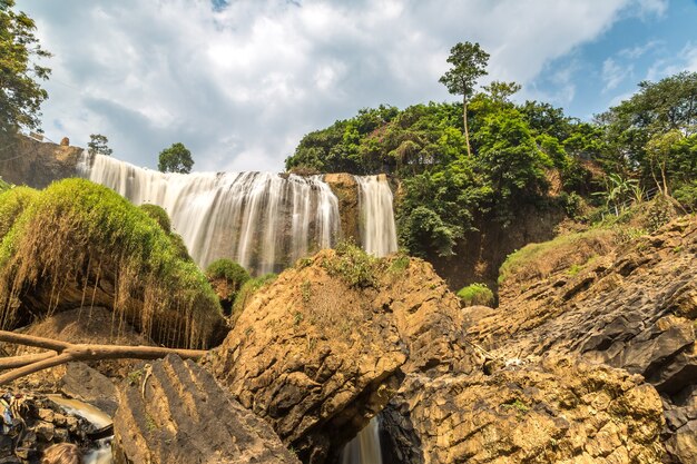 Cascade d'éléphant à Dalat, Vietnam en une journée d'été