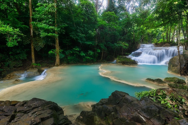 Cascade d'Erawanbelle cascade dans la forêt profondeThaïlande