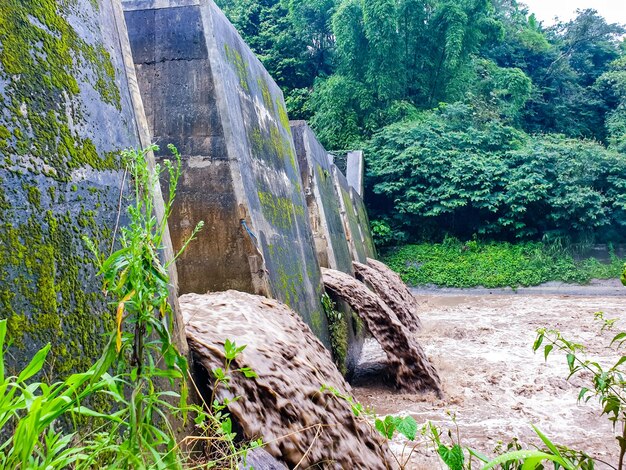 La cascade est située non loin du mont Merapi à Java en Indonésie