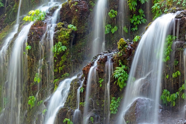 Cascade d'exposition longue image plein cadre Banyu Wana Amertha à Bali Indonésie