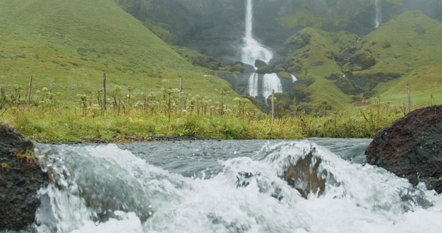 Une cascade Foss Sidu par temps de brouillard près de Kirkjubaejarklaustur Islande