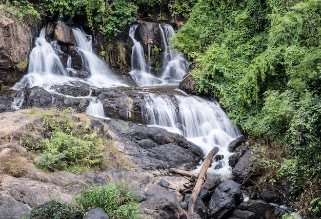 Cascade fraîche de la falaise de granit.