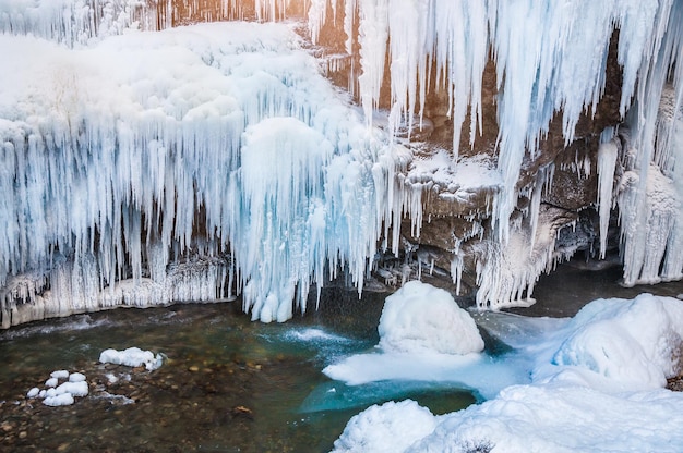 Cascade gelée. Beau paysage d'hiver