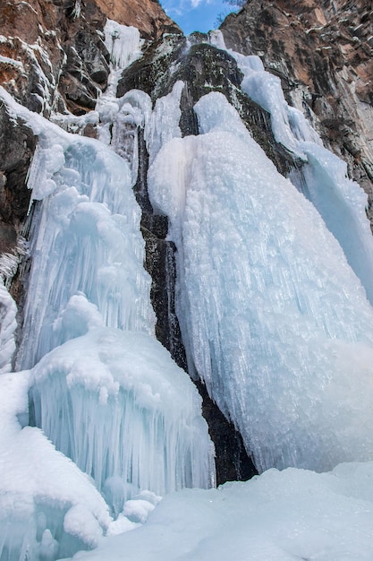 Cascade gelée dans les montagnes du Zailiyskiy Alatau en Asie centrale Voyage d'hiver autour de la périphérie d'Almaty