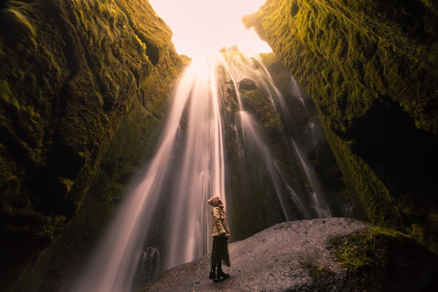 Cascade de Gljufrabui au milieu d'un canyon dans le sud de l'Islande.