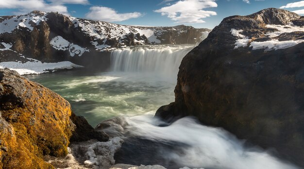 Cascade de Godafoss en Islande hiver sur une journée ensoleillée