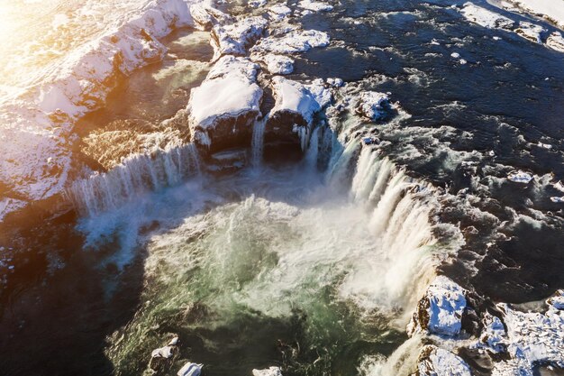 Cascade de Godafoss sur la rivière Skjalfandafljot Islande Vue aérienne