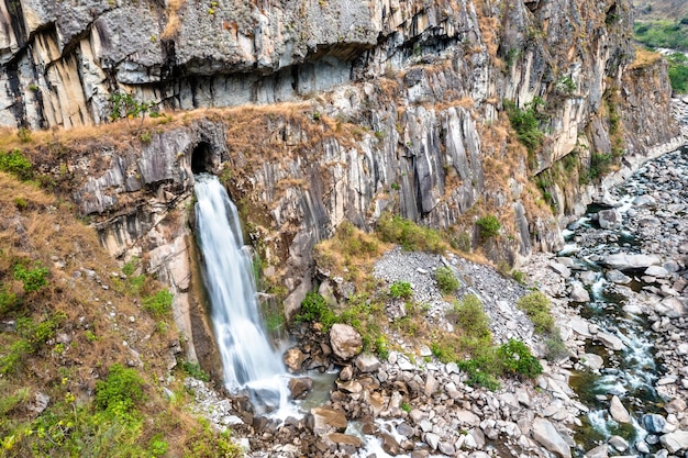 Cascade De Grotte à La Rivière Urubamba Près De Machu Picchu Au Pérou