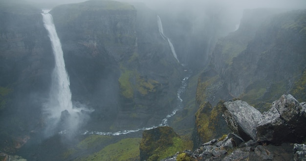 Cascade de Haifoss par temps brumeux pluvieux islande highland