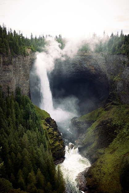 Cascade de Helmcken Falls sur la rivière Murtle