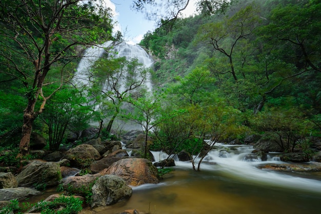 Cascade de Khlong Lan Belles chutes d'eau dans le parc national de Klong Lan en Thaïlande Cascade de Khlong Lan Province de KamphaengPhet en Thaïlande