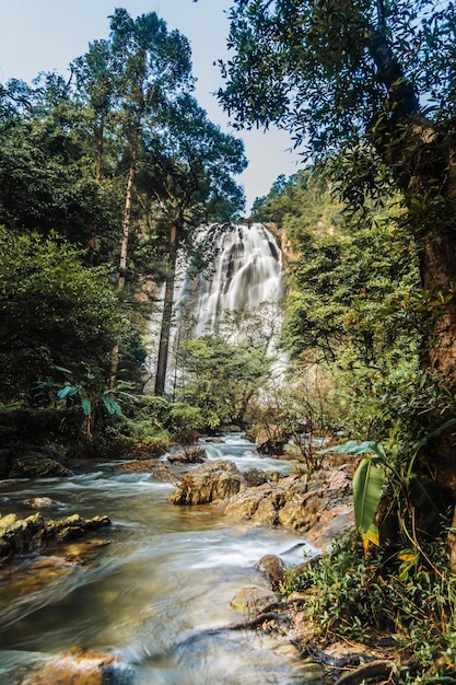 Photo la cascade de khlong lan est une belle cascade dans le parc national de khlong lan en thaïlande