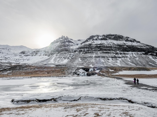 La cascade de Kirkjufellfoss avec sa vue environnante sur l'eau gèle le monument le plus populaire d'Islande