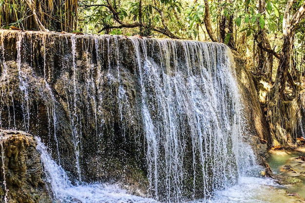 La cascade de Kuang Si au Laos L'eau coule dans la pierre