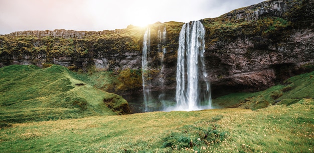 Cascade magique de Seljalandsfoss en Islande.