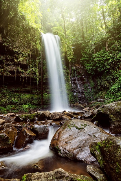 Cascade de Mahua dans le parc national de Crocker Range Tambunan Sabah Bornéo Malaisie