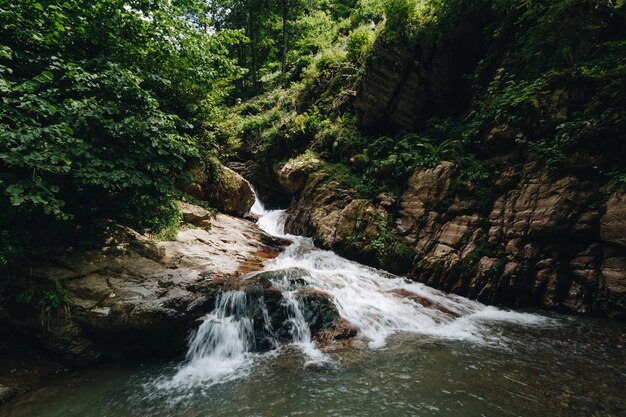 Cascade majestueuse dans les montagnes de la Russie.