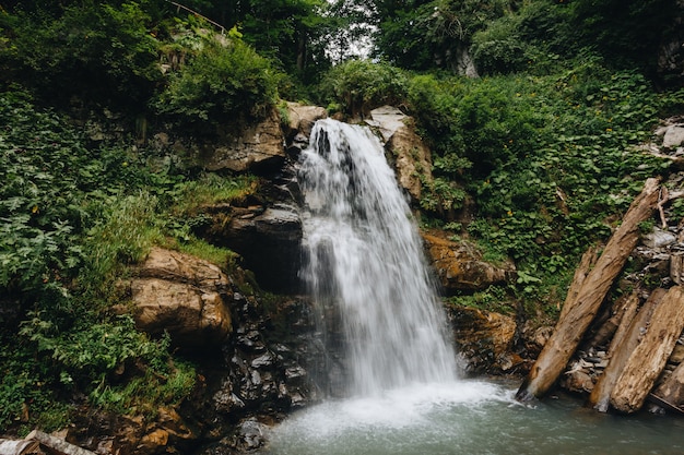 Cascade majestueuse dans les montagnes de la Russie.