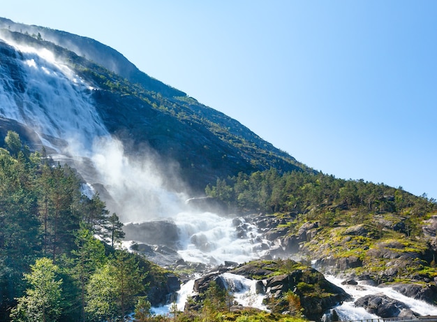 Cascade de montagne d'été Langfossen sur pente