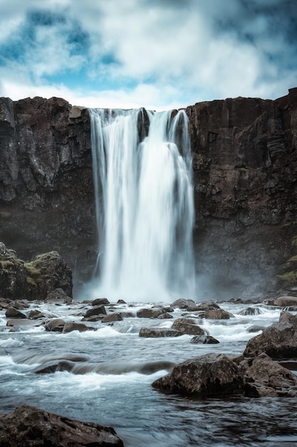 Cascade de Moody Gufufoss qui coule l'été dans les fjords de l'est