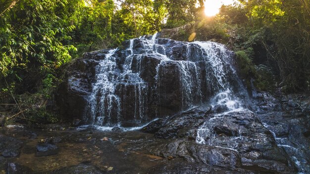 La cascade de Namtok Salatdai est une cascade de petite taille Nakhon NayokThaïlande