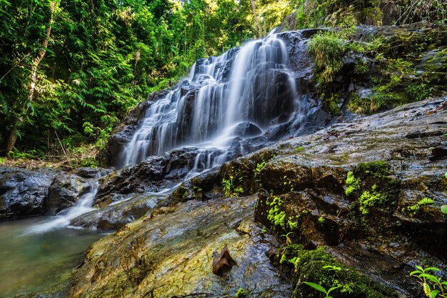 Photo la cascade de namtok salatdai est une petite cascade de nakhon nayok en thaïlande.