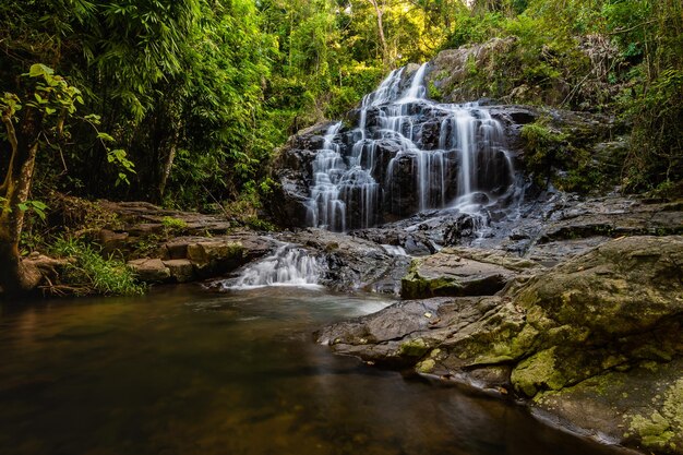 Photo la cascade de namtok salatdai est une petite cascade de nakhon nayok en thaïlande.