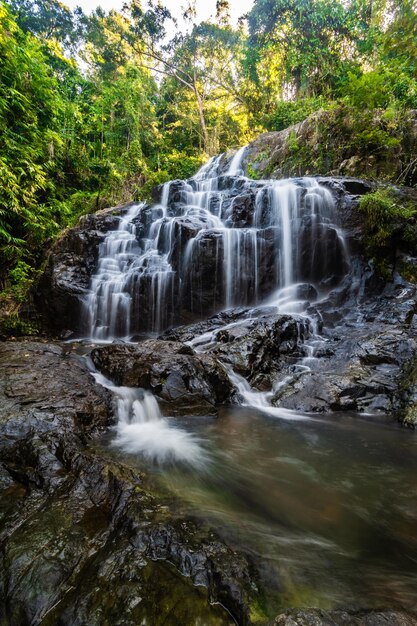 Photo la cascade de namtok salatdai est une petite cascade de nakhon nayok en thaïlande.