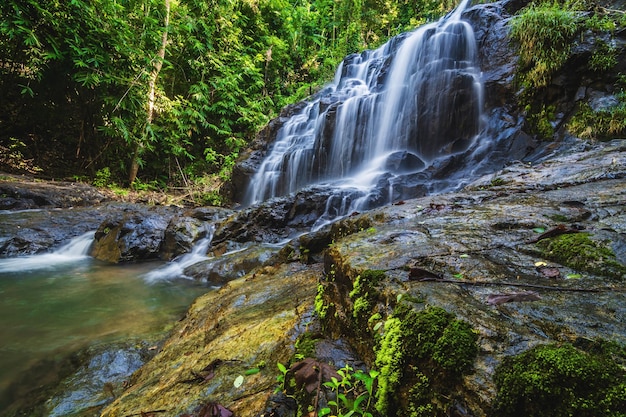 Photo la cascade de namtok salatdai est une petite cascade de nakhon nayok en thaïlande.
