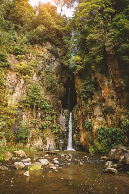 Cascade naturelle coulant entre deux rochers.