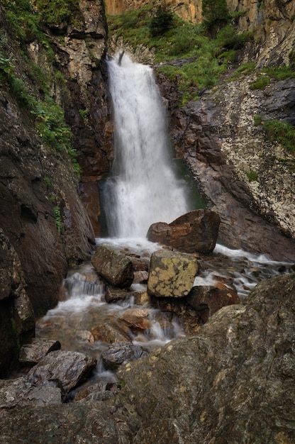 Cascade sur les pentes rocheuses des montagnes du Caucase en Russie