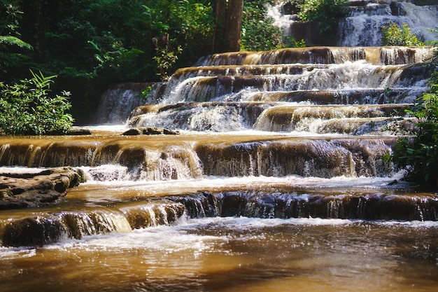 Photo la cascade de pha charoen est une cascade appartenant à un parc national