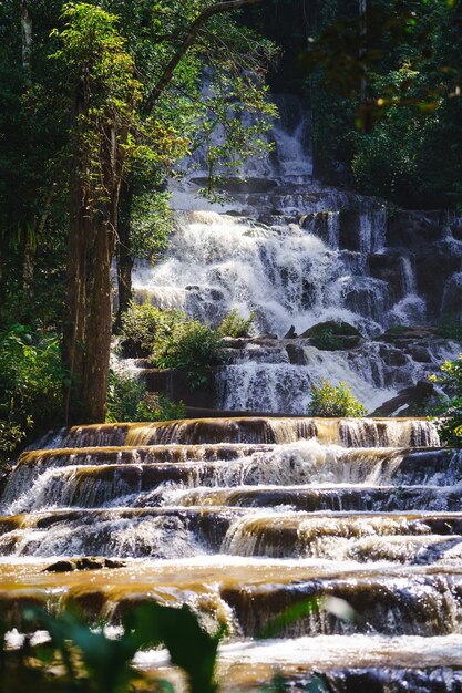 Photo la cascade de pha charoen est une cascade appartenant à un parc national