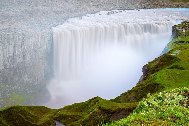 La cascade la plus puissante d'Europe - cascade de Dettifoss, nord de l'Islande, arrière-plan de voyage naturel