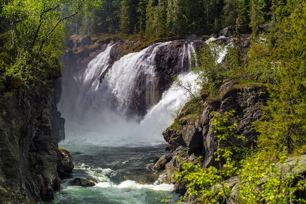 Cascade de renommée mondiale Rjukandefossen, Norvège.