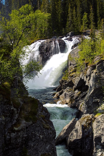 Cascade de renommée mondiale Rjukandefossen, Norvège.